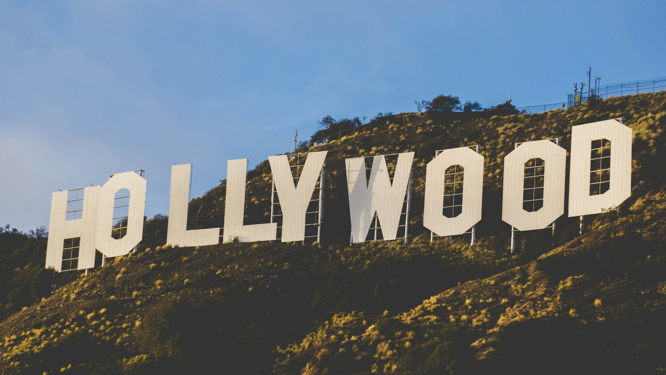 Lettres blanches du Hollywood Sign sur la colline
