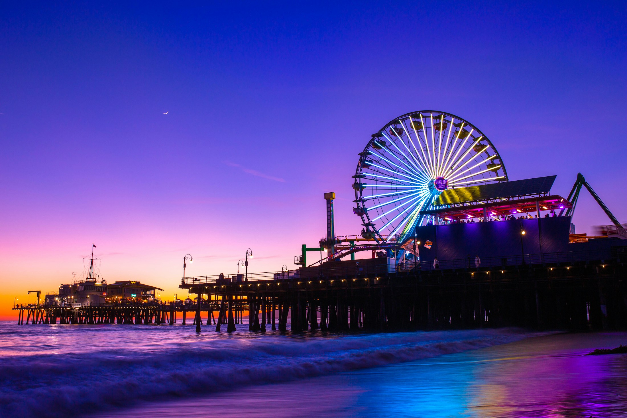 La grande roue de Santa Monica Pier illuminée au crépuscule