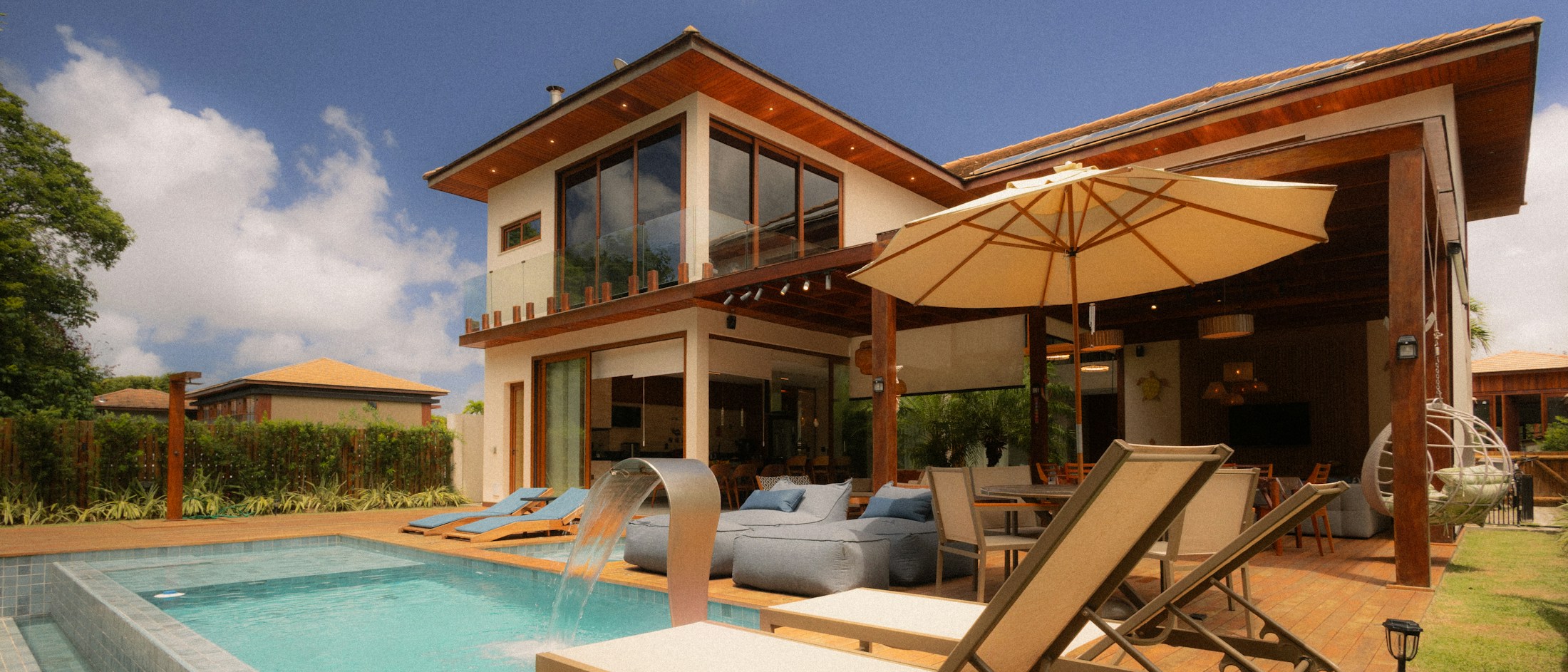 Une piscine devant une maison pour évoquer la journée à la villa