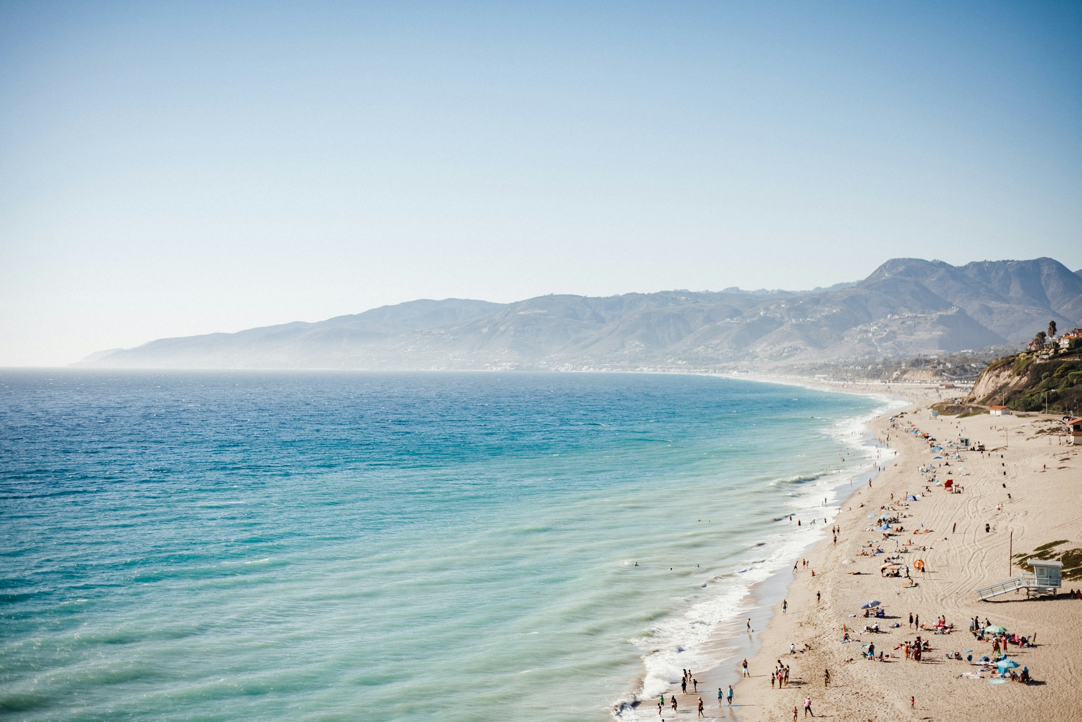Plage et côte de Malibu bordées par le Pacifique