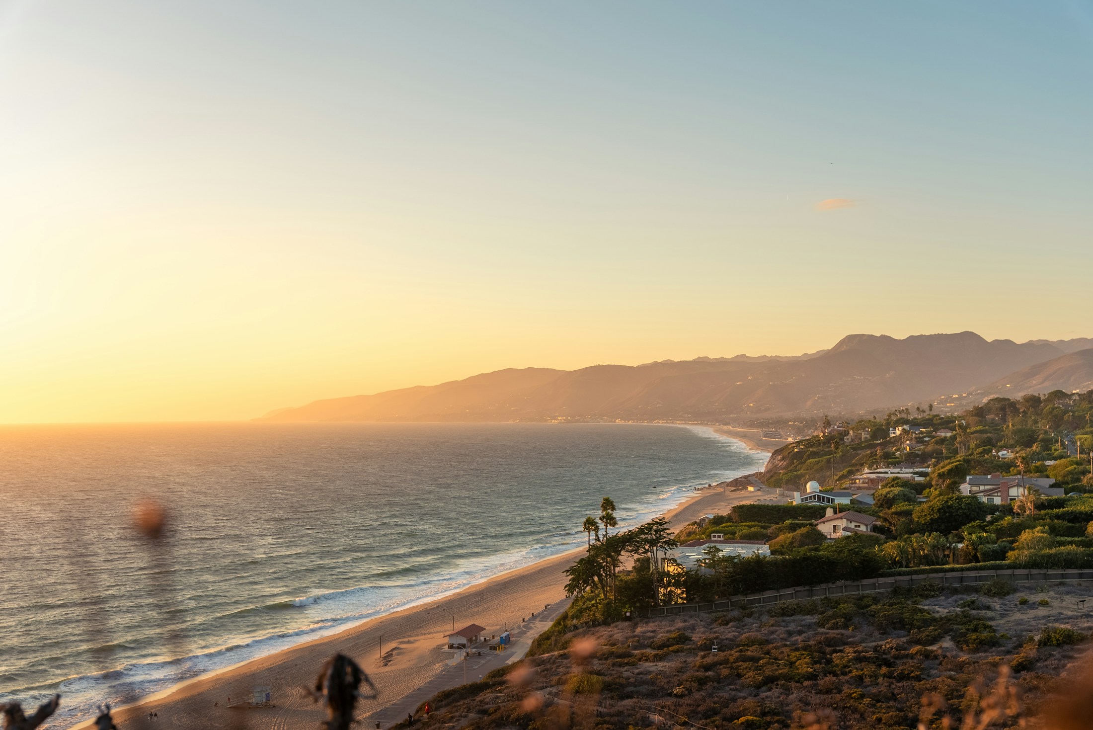 Côte de Malibu dans la lumière dorée