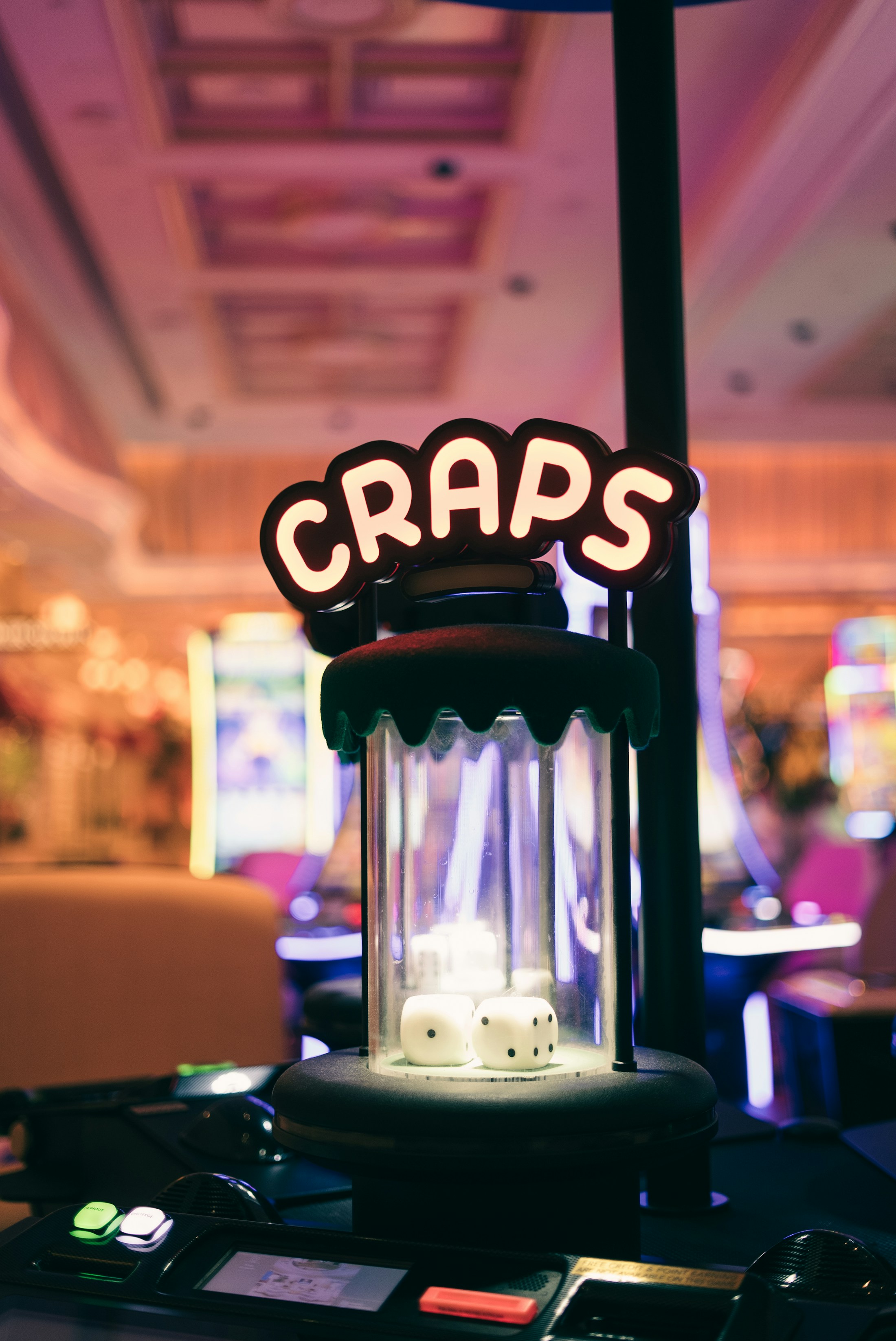 Dés et table de jeu dans un casino